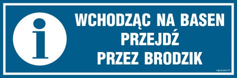 Znak PA545 Wchodząc na basen przejdź przez brodzik, 150x50 mm, FN - Folia samoprzylepna